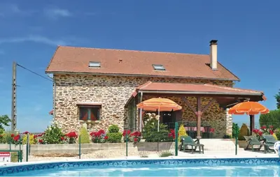 Piscine de l'établissement 3 Bedroom Amazing Home In Payzac ou située à proximité