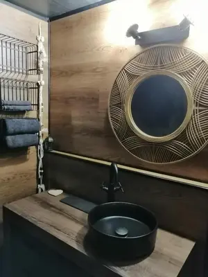 Salle de bains dans l'établissement LAPAUSEDEGOUT chambres climatisées terrasse table d'hôtes