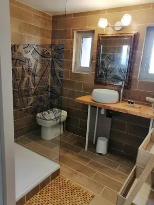 Salle de bains dans l'établissement LAPAUSEDEGOUT chambres climatisées terrasse table d'hôtes