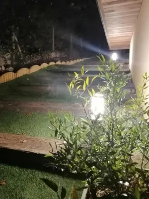 Jardin de l'établissement LAPAUSEDEGOUT chambres climatisées terrasse table d'hôtes