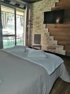 Un ou plusieurs lits dans un hébergement de l'établissement LAPAUSEDEGOUT chambres climatisées terrasse table d'hôtes