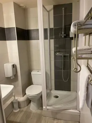 Salle de bains dans l'établissement Le Coq d'Or