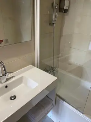 Salle de bains dans l'établissement Le Coq d'Or