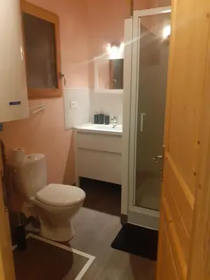 Salle de bains dans l'établissement Chalet montagnard Perce Neige avec terrasse plein sud-5 personnes