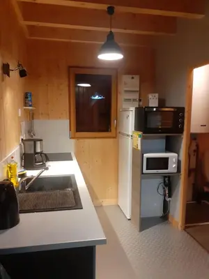 Cuisine ou kitchenette dans l'établissement Chalet montagnard Perce Neige avec terrasse plein sud-5 personnes