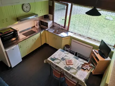 Cuisine ou kitchenette dans l'établissement Appartement cosy et fonctionnel la Bourboule