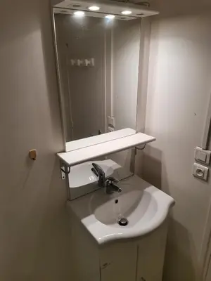 Salle de bains dans l'établissement Appartement cosy et fonctionnel la Bourboule