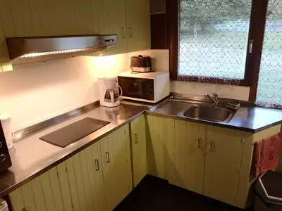 Cuisine ou kitchenette dans l'établissement Appartement cosy et fonctionnel la Bourboule