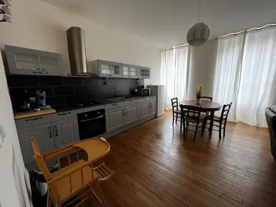 Cuisine ou kitchenette dans l'établissement La Villa Louana 3 Appartement 60m2 ,élégance et indépendance cœur de ville