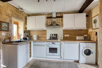 Cuisine ou kitchenette dans l'établissement La Vieille Ferme: superbe complexe de 3 gîtes en pierre avec Piscine au coeur du Périgord Noir