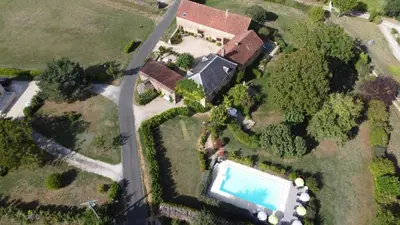 Piscine de l'établissement La Vieille Ferme: superbe complexe de 3 gîtes en pierre avec Piscine au coeur du Périgord Noir ou située à proximité