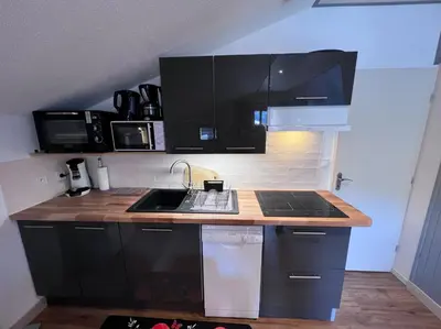 Cuisine ou kitchenette dans l'établissement les cristallines