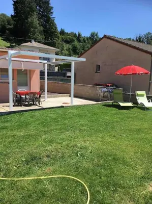 Jardin de l'établissement Le Coin Tranquille au pied du Puy de Dôme