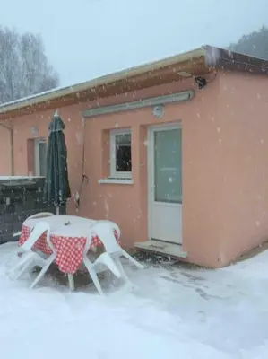 L'établissement Le Coin Tranquille au pied du Puy de Dôme en hiver