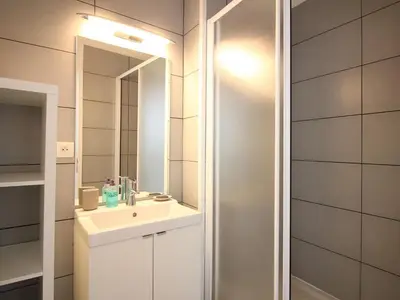 Salle de bains dans l'établissement T3 Duplex au Centre du Mont-Dore avec Wifi, 5 Pers. - FR-1-608-217