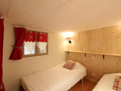 Un ou plusieurs lits dans un hébergement de l'établissement Appartement T2 bis cosy avec Wi-Fi, 100m du centre, 6 pers., cave ski & vélos - FR-1-608-214