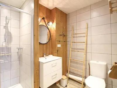 Salle de bains dans l'établissement Appartement T2 bis cosy avec Wi-Fi, 100m du centre, 6 pers., cave ski & vélos - FR-1-608-214