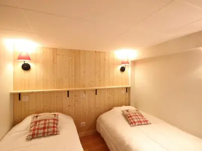 Un ou plusieurs lits dans un hébergement de l'établissement Appartement T2 bis cosy avec Wi-Fi, 100m du centre, 6 pers., cave ski & vélos - FR-1-608-214