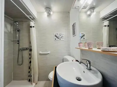 Salle de bains dans l'établissement T2 Confortable Centre Mont-Dore avec WiFi - FR-1-608-221