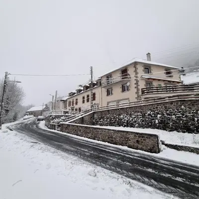 L'établissement Au coeur du Volcantal en hiver