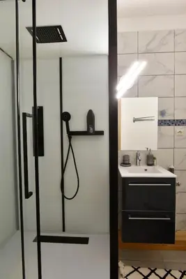 Salle de bains dans l'établissement SUPERBE STUDIO PLEIN CENTRE AVEC PARKING PRIVE