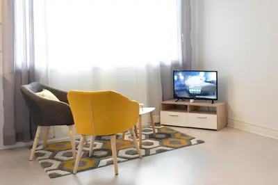 Télévision ou salle de divertissement dans l'établissement SUPERBE STUDIO PLEIN CENTRE AVEC PARKING PRIVE