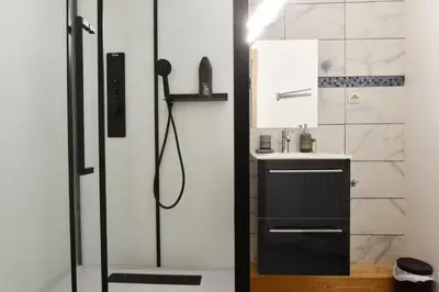 Salle de bains dans l'établissement SUPERBE STUDIO PLEIN CENTRE AVEC PARKING PRIVE