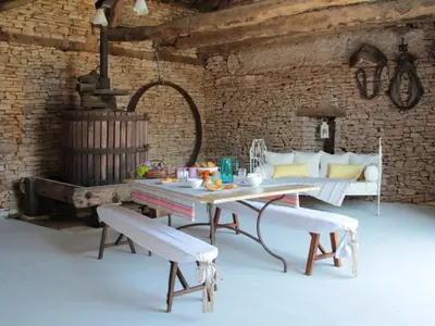 Coin salon dans l'établissement Charmante maison en pierre avec jardin, cheminée et Wifi - FR-1-616-239