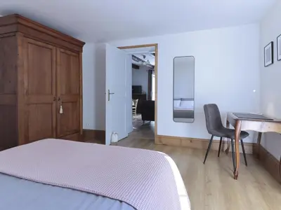 Un ou plusieurs lits dans un hébergement de l'établissement Charmante maison en pierre avec jardin, cheminée et Wifi - FR-1-616-239