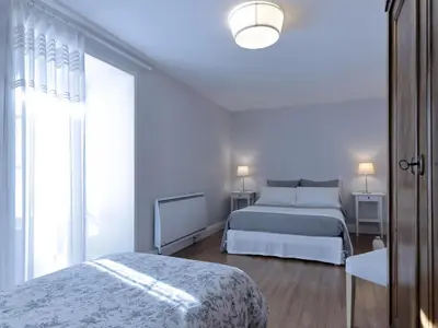 Un ou plusieurs lits dans un hébergement de l'établissement Charmante maison en pierre avec jardin, cheminée et Wifi - FR-1-616-239