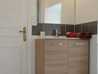 Salle de bains dans l'établissement Charmante maison en pierre avec jardin, cheminée et Wifi - FR-1-616-239
