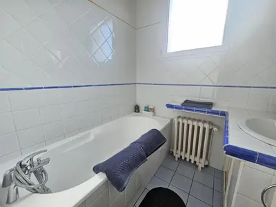 Salle de bains dans l'établissement Maison spacieuse en Dordogne avec terrasse et jardin, animaux acceptés - FR-1-616-220