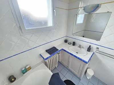 Salle de bains dans l'établissement Maison spacieuse en Dordogne avec terrasse et jardin, animaux acceptés - FR-1-616-220
