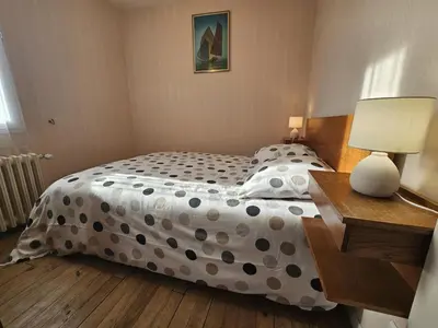 Un ou plusieurs lits dans un hébergement de l'établissement Maison spacieuse en Dordogne avec terrasse et jardin, animaux acceptés - FR-1-616-220
