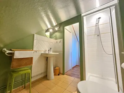 Salle de bains dans l'établissement Maison spacieuse en Dordogne avec terrasse et jardin, animaux acceptés - FR-1-616-220