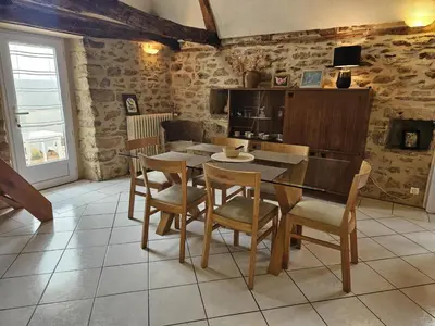 Télévision ou salle de divertissement dans l'établissement Maison spacieuse en Dordogne avec terrasse et jardin, animaux acceptés - FR-1-616-220