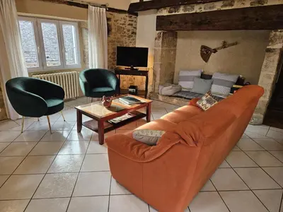 Télévision ou salle de divertissement dans l'établissement Maison spacieuse en Dordogne avec terrasse et jardin, animaux acceptés - FR-1-616-220