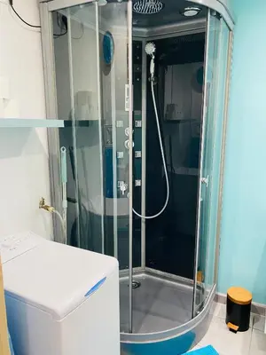 Salle de bains dans l'établissement Logement de 40m2 de plein pieds dans une maison avec parking et terrasse