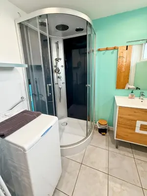 Salle de bains dans l'établissement Logement de 40m2 de plein pieds dans une maison avec parking et terrasse
