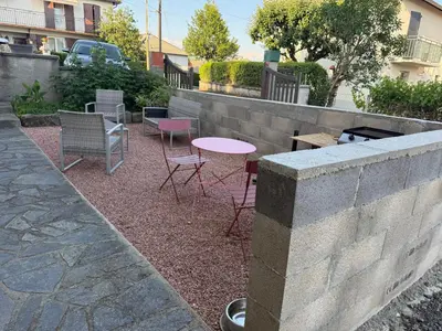Plan de l'établissement Logement de 40m2 de plein pieds dans une maison avec parking et terrasse