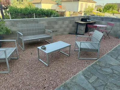 Plan de l'établissement Logement de 40m2 de plein pieds dans une maison avec parking et terrasse