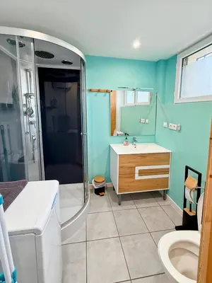 Salle de bains dans l'établissement Logement de 40m2 de plein pieds dans une maison avec parking et terrasse