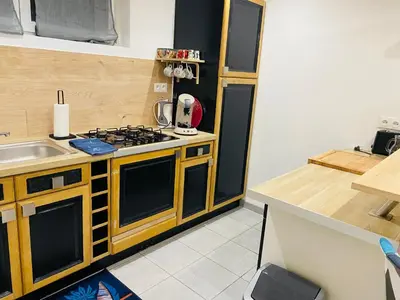 Cuisine ou kitchenette dans l'établissement Logement de 40m2 de plein pieds dans une maison avec parking et terrasse