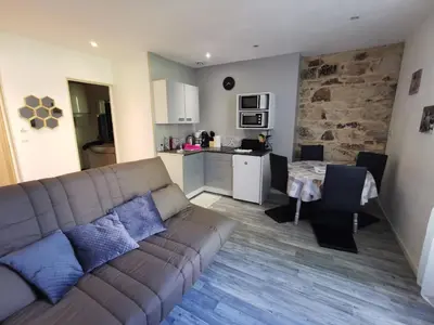 Cuisine ou kitchenette dans l'établissement Studio centre ville de la Bourboule refait neuf octobre 2022