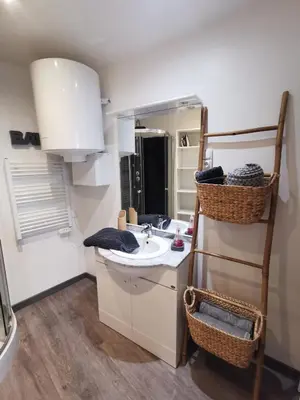 Cuisine ou kitchenette dans l'établissement Studio centre ville de la Bourboule refait neuf octobre 2022