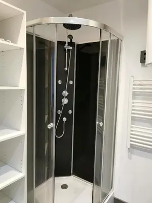 Salle de bains dans l'établissement Studio centre ville de la Bourboule refait neuf octobre 2022