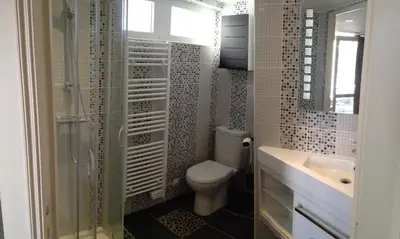 Salle de bains dans l'établissement Osez la Creuse - Au bord du lac de Vassivière - 27