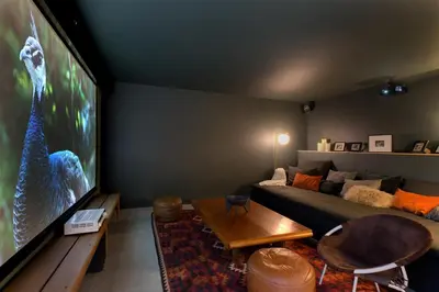 Télévision ou salle de divertissement dans l'établissement L'Avancée Chalet contemporain au coeur du Sancy AUVERGNE