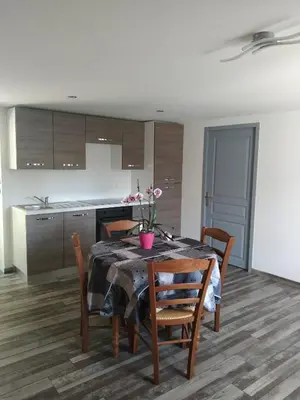 Cuisine ou kitchenette dans l'établissement Sur la Colline