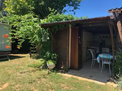 Jardin de l'établissement le bon chemin roulotte